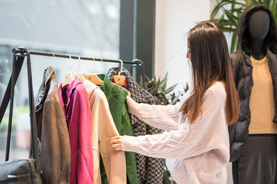 年轻女性逛街选购服装的全方位指南